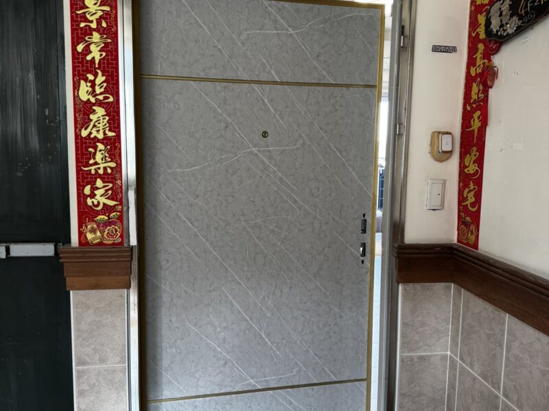 完工入厝，貼膜改色大門搭上春聯