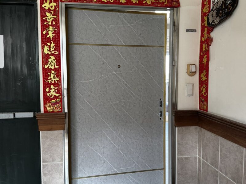 大門改色完工，淺灰石紋門面與磁磚牆
