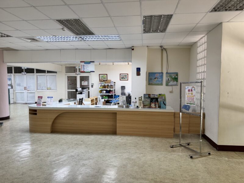 服務櫃檯貼膜完工全景,原木作結構全部留用