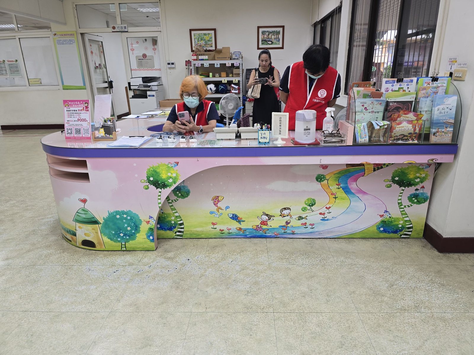 服務櫃檯施工前,長型檯面與童趣彩繪包板