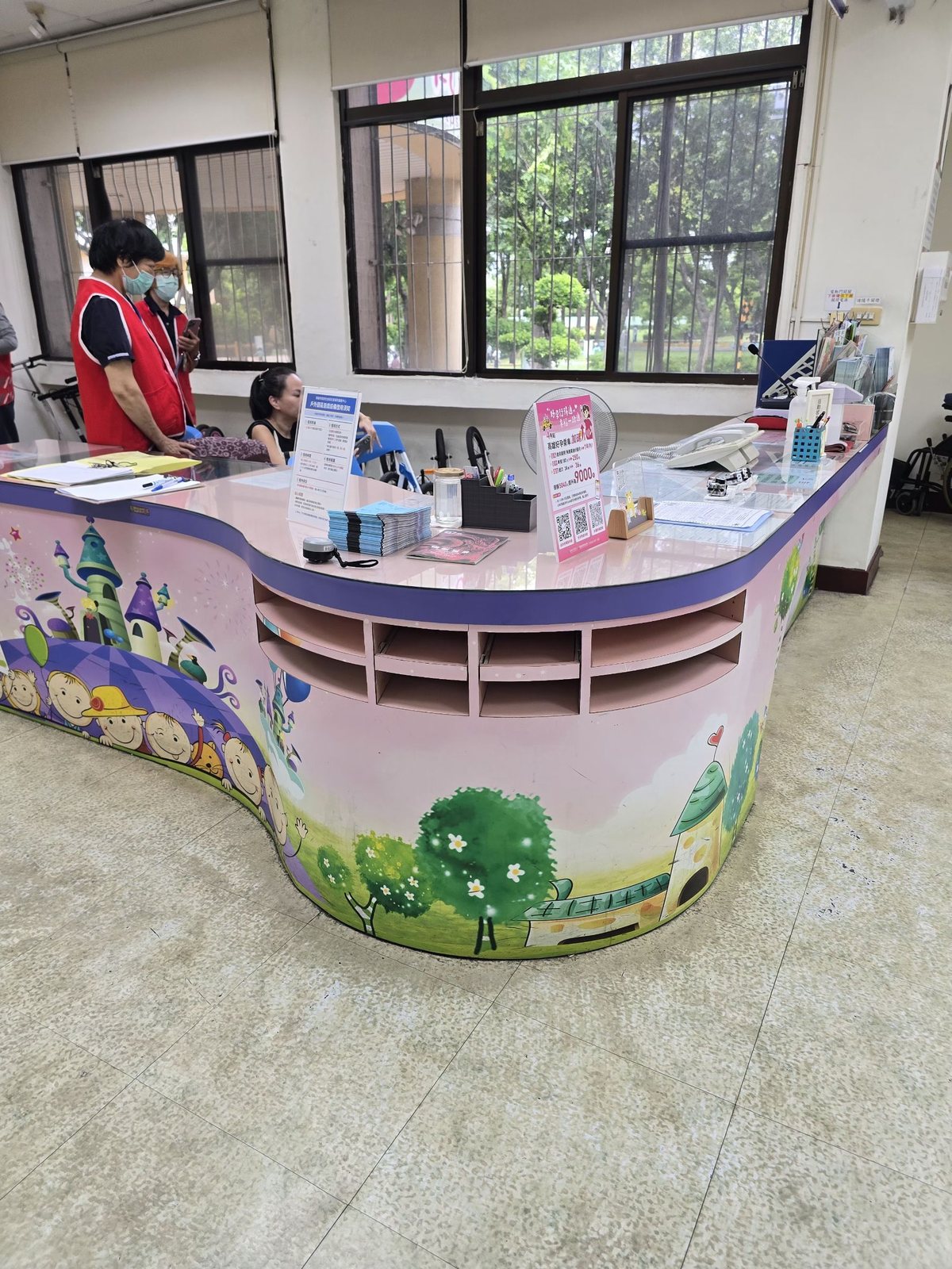 曲線造型服務櫃檯施工前,大圖輸出已顯陳舊