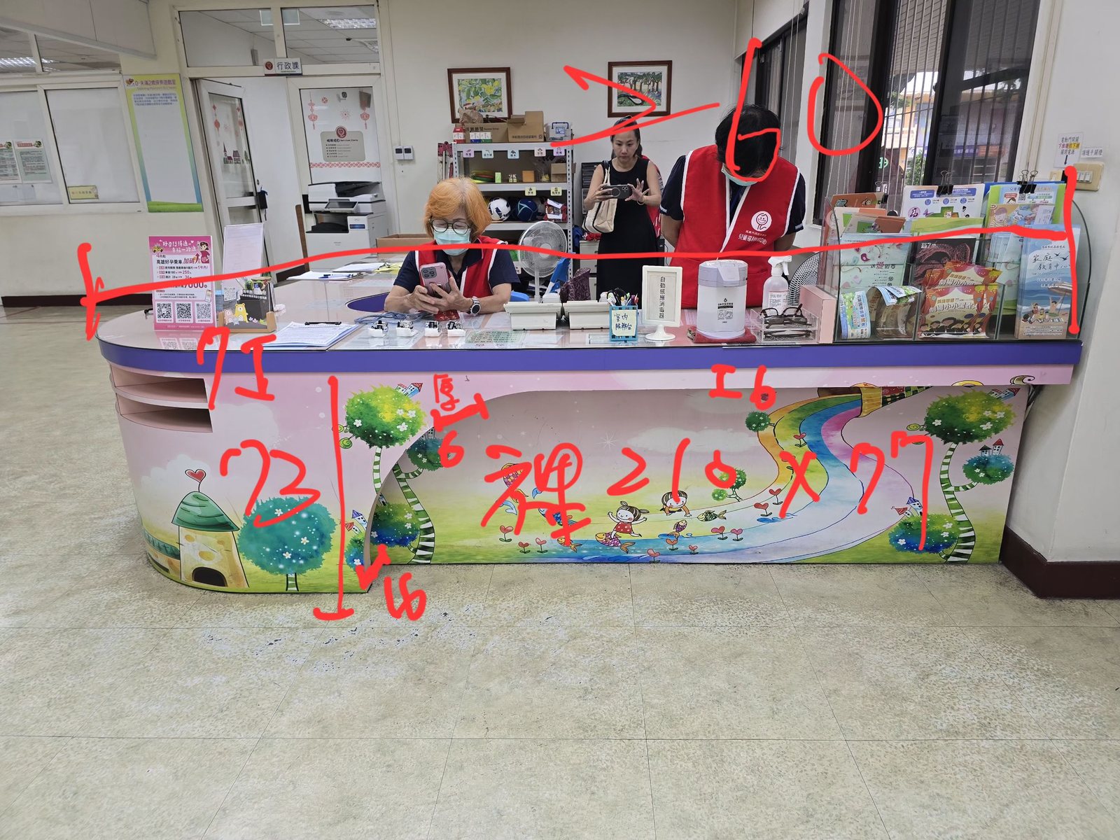 師傅現場為曲面櫃體貼覆膜材,無粉塵無噪音