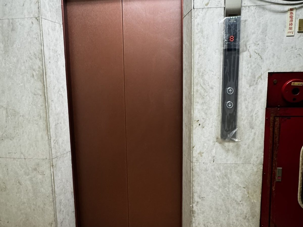 電梯門片與門框包膜改色完工，古銅金屬質感