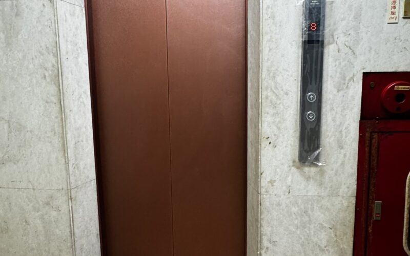 電梯門片與門框包膜改色完工，古銅金屬質感