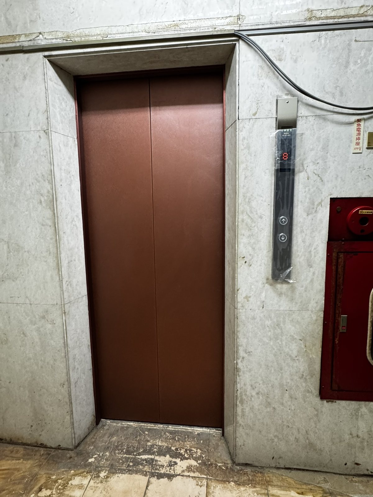 電梯門片與門框包膜改色完工,古銅金屬質感