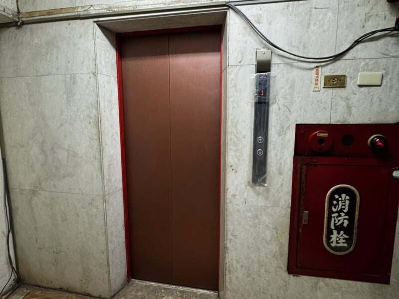 老舊公寓電梯廳,電梯框包膜改色完工