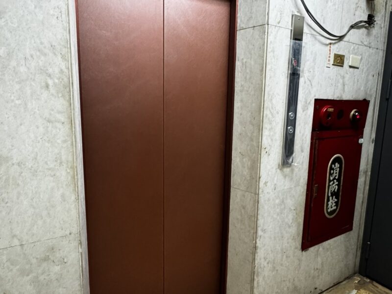 電梯框包膜側面收邊細節