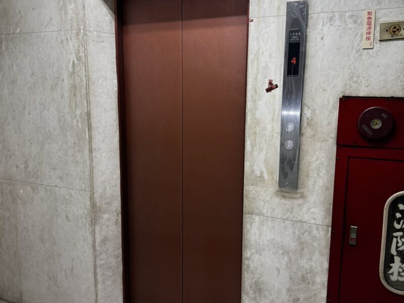 電梯門包膜完工,門面平整無翹邊
