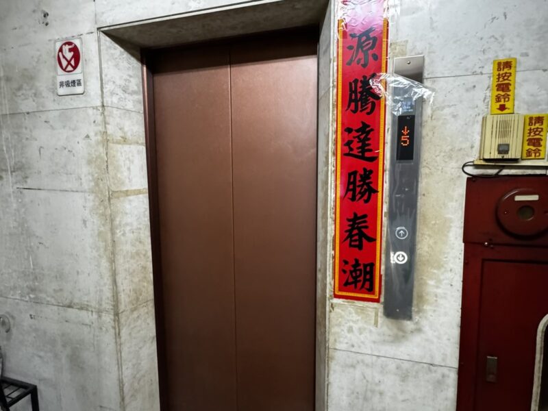 電梯包膜完工,梯廳整體質感提升