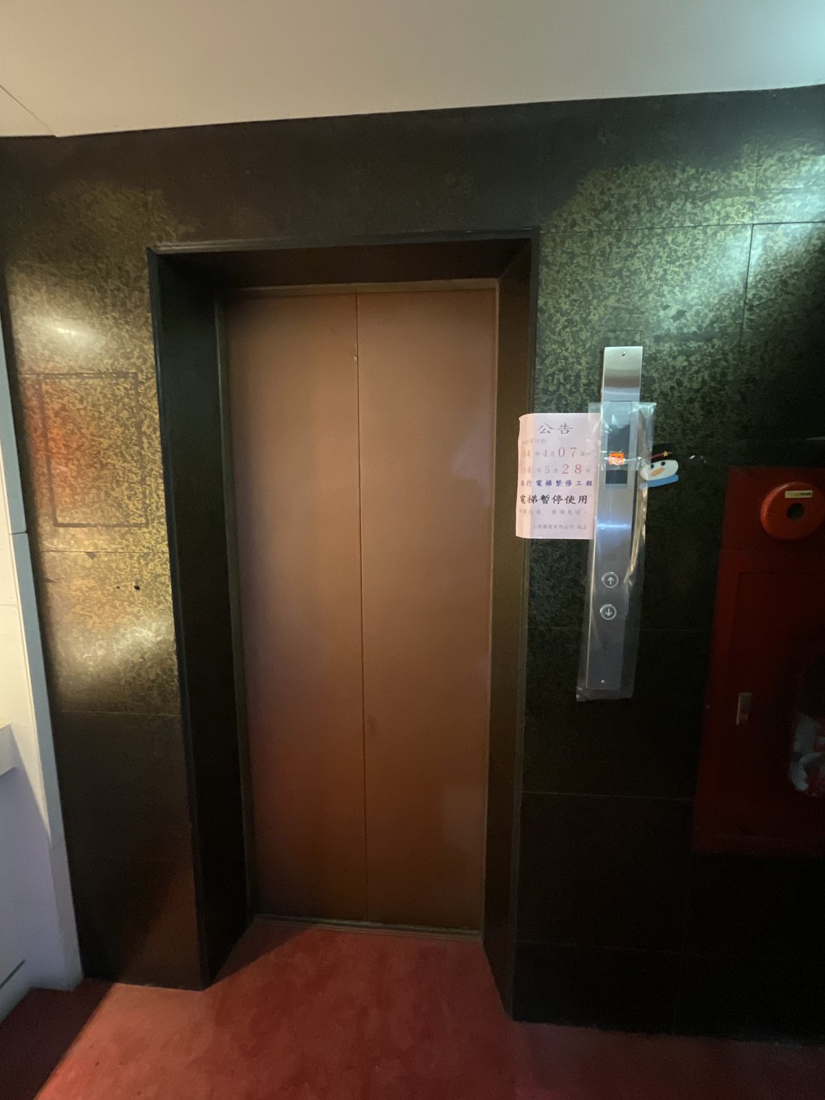 電梯門與框施工前,表面氧化泛舊