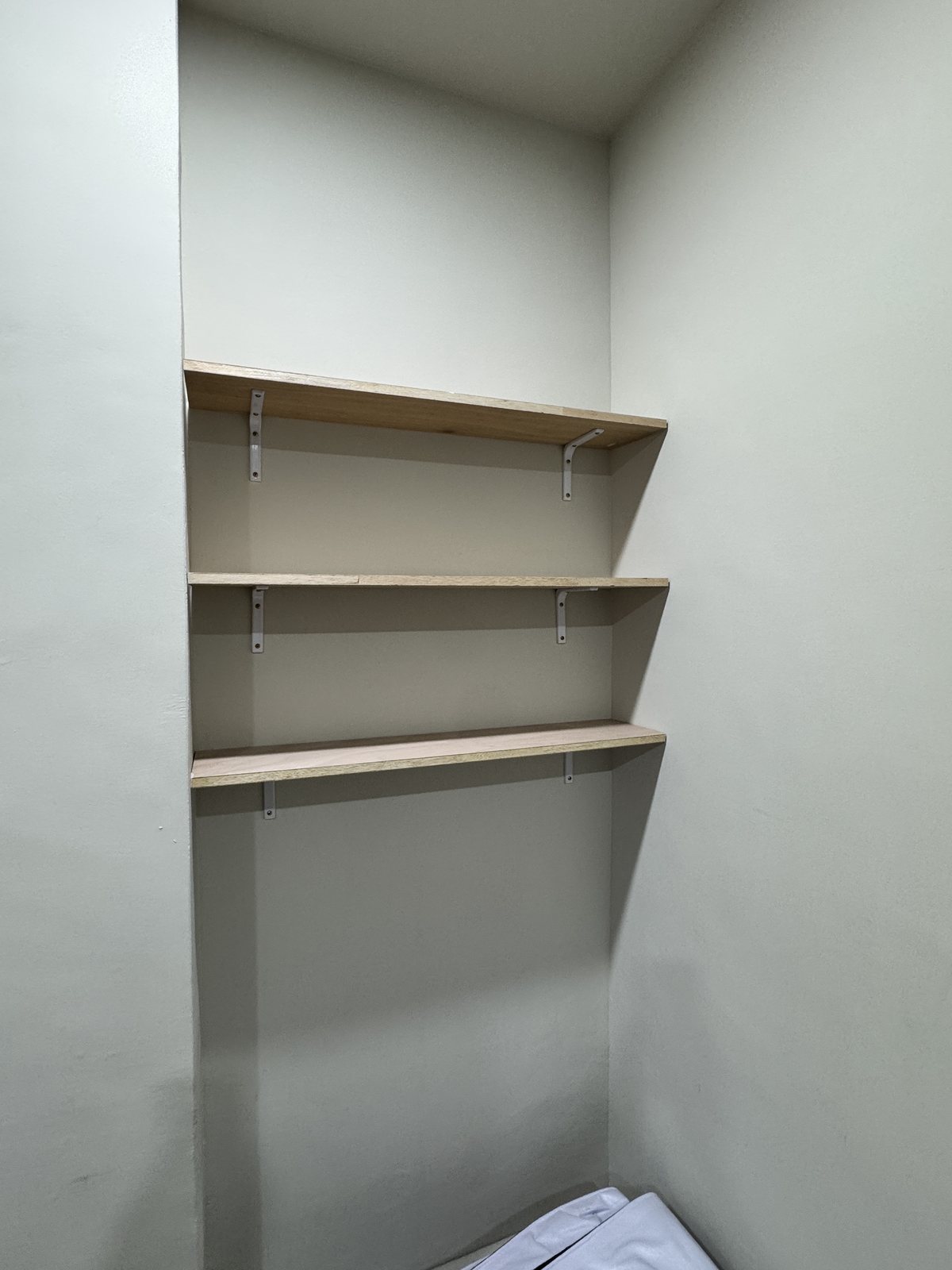 壁掛層板施工前為原木色